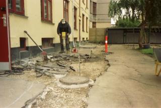 Her fjernes asfalten bid for bid, klik for stort format