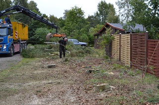 Det sidste grenaffald samles og grabbes op, klik for stort format